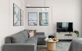 Jasne Studia Very Berry w Centrum Poznania by Noclegi Renters